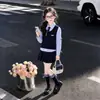 Conjunto Otoñal Estilo Universitario para Niñas 2026 Nuevo Estilo Coreano Chaleco Camisa Faldas Plisadas Primavera Otoño Conjunto de Tres Piezas de Moda