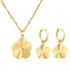 Conjunto de Joias de Fornecimento Direto de Comércio Exterior, Pingente de Flor Banhado a Ouro 18K Moderno e Elegante, Brincos Versáteis de Alta Qualidade para Mulheres