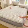Conjunto de lençol de cama matelassado plissado de algodão fofo em camada dupla com protetor de colchão e colcha espessa, conjunto de três peças