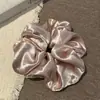 Scrunchie de Cetim Perolado Coreano com Strass, Suave e Elegante para Rabo de Cavalo e Coque, Acessório de Cabelo