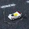 Coche de carreras de dibujos animados de simulación de paisaje en miniatura, accesorios de decoración DIY para casa de muñecas, adorno de escritorio de mini coche