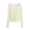 Camiseta base negra calada de manga larga para mujer, camiseta interior chic y elegante para principios de otoño, top de encaje de dos piezas simulado con un ambiente elegante