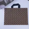 Saco para roupas atacado saco de presente plástico manual sacola de compras loja de roupas saco para roupas sacola tote PE impressa impressão