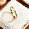 Pulsera de Acero de Titanio No se Desvanece Pulsera Simple Versátil para Mujer Superficie Lisa Pulsera con Incrustaciones de Pedrería Cierre de Pulsera Fabricante de Lujo Ligero Europeo y Americano Venta al por Mayor