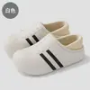 Pantuflas de Algodón Impermeables para Mujer Otoño/Invierno Postparto Calientes para Interiores Antideslizantes 2026 Nuevas de Felpa con Talón Cerrado Venta al por Mayor Zapatos de Algodón para Hombre