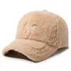 Boné de baseball quente novo estilo coreano para outono e inverno feminino com lã de cordeiro e letras bordadas, boné versátil de bico de pato