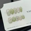Trébol de cuatro hojas de la suerte en verde aguacate con colores contrastantes, manzana verde tridimensional ponible, manicura versátil y suave de longitud corta