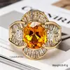Anel Yanbai Estilo Europeu e Americano de Luxo Leve com Zircônia Brilhante e Cristal Amarelo Design Floral, Totalmente Cravejado com Diamantes, Versátil e Moderno