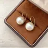 Sapatos de Salto Alto Perfeitamente Redondos, Cor de Mousse de Café Mocha Brilhante com Cristais Swarovski Dourados, Brincos de Pérola, Delicados Ganchos de Prata, Brincos de Alta Qualidade