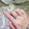Xiaohongshi Venta Caliente Anillo de Fila de Moissanita Anillo de Fila de Platino de Lujo Ligero para Mujer Anillo de Cola Apilado Pluma de Taladro Lateral Secundario de Moissanita