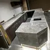Piso de sala de estar, mármol gris con patrón de nubes, escalones de escalera iluminados, mármol hecho a medida, repisa de ventana gris, umbral de piedra y lavabo de piedra