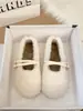 Confortáveis sapatos Mary Jane baixos quentes e peludos, sapatos de algodão estilo noite para mulheres, novo modelo outono e inverno 2026 com tira de fivela, adequados para uso externo