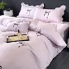 Conjunto de Quatro Peças Bordado com Laço Creme Feminino, Capa de Edredom Jacquard de Cetim Amiga da Pele, Roupa de Cama Lavável à Máquina para Todas as Estações