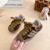 Otoño 2026 Nuevos Zapatos Infantiles para Niños Zapatos Deportivos Shell Toe Estilo Coreano Moda Versátil para Niñas Patrón de Estrellas