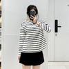 Camiseta Feminina de Outono Listrada Manga Longa Gola Canoa Solta Fenda Moda Casual Base Y460297