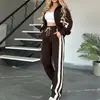 Roupas femininas transfronteiriças europeias e americanas de 2026: Conjunto de duas peças da moda outonal, top listrado e jaqueta, roupa esportiva casual para mulheres