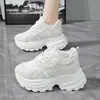 Tênis Branco Respirável de Malha Retro Aumentador de Altura Calçados Esportivos Casuais Femininos Novo Estilo Primavera/Outono 2026 Solado Grosso Tênis Pai