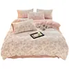 Conjunto de cama de quatro peças em veludo de leite, capa de edredom em flanela de lã de coral, novo conjunto de lençóis outono/inverno 2025, conjunto de três peças espessado e com forro de lã