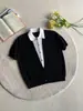 Camiseta de Tricô Manga Curta Falsa Duas Peças com Gola para Homens e Mulheres, Bloqueio de Cores de Verão, Estilo Old Money de Luxo Leve, Top Casual para o Trabalho