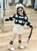Outono e inverno de 2024 novo vestuário infantil coreano meninas gola redonda suéter curto de amor suéter de tricô algodão saia curta