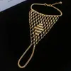 Anillo y pulsera con cadena integrada de borlas caladas europeas y americanas, pulsera de diseño único de nicho, accesorio de mano de moda resistente y exquisito