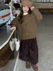 Nova coleção de inverno de suéteres e cardigãs para meninas, apresentando designs estilosos e modernos para crianças