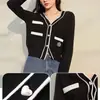 Nuevo cárdigan de punto ajustado con flores de cuentas de industria pesada de color de contraste para otoño e invierno, abrigo elegante corto estilo Chanel para mujer