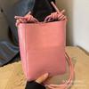 Venta al por mayor del fabricante Bolsos pequeños populares transfronterizos para mujer 2026 Nuevo diseño de nicho Bolso de hombro Elegante Bolso cruzado tipo cubo