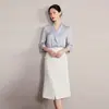 Traje de camisa satinada de alta gama AD para mujer, nueva colección 2027, adecuado para ocasiones formales y el trabajo, con una abertura y una falda ajustada - un conjunto completo