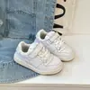 Zapatillas Deportivas para Niñas 2026 Primavera/Otoño Nuevo Estilo Coreano Suela Suave Antideslizantes Moda Zapatillas de Tabla Versátiles para Niños Zapatos Blancos Pequeños