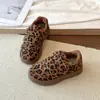 Zapatillas blancas para niños 2026 primavera y otoño nuevo modelo zapatillas deportivas para niños zapatillas casual blancas para niñas zapatos para bebé de suela blanda
