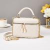 Bolsa Caixa para Mulheres 2025 Nova Pequena Quadrada Acolchoada de Mão com Alça de Ombro Pequena Bolsa de Corrente Perfumada Mini Bolsa Transversal Tendência