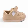 Novos Sapatos Brancos de Outono para Crianças Indoor para Meninas, Tênis de Couro para Bebês e Crianças Pequenas, Tênis Esportivos Casuais de Velcro para Bebês