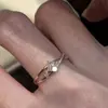 Anillo de Diamante con Forma de Anillo Mobius Estilo Ins para Mujer, con Diseño Entrelazado, Lujo Ligero y Anillo Abierto Elegante Estilo Commuter