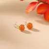 Brincos Yuebao Jewelry em Prata Esterlina S925 com Contas Redondas em Formato de Coração de Ágata Vermelha de Cera de Abelha, Pequenos e Delicados, Adequados para o Cuidado Diário das Orelhas