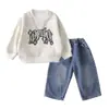 Conjunto de Ropa para Bebé Niño Primavera y Otoño Sudadera de Manga Larga a Cuadros con Letras y Pantalones Vaqueros Casuales Conjunto de Dos Piezas Moderno