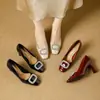 Zapatos de tacón grueso para mujer 2026 Primavera Nuevo Estilo Francés Charol Puntera Cuadrada Hebilla Cuadrada con Pedrería Tacones Altos Boca Baja Zapatos Mary Jane