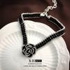 Collar de rosa de aceite con gota negra de lujo ligero europeo y americano, diseño de nicho, cadena de clavícula con sentido, nuevo traje de joyería con sentido de alta gama.