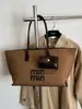 Bolsa de Grande Capacidade para Mulheres no Outono e Inverno, Bolsa de Ombro Simples Versátil 2025, Bolsa Tote Texturizada Popular para o Dia a Dia deste Ano