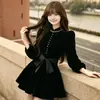 Nueva colección Otoño/Invierno 2026: Vestido negro de terciopelo de manga larga estilo Hepburn retro para mujer, nueva colección de principios de otoño, negro
