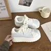Zapatillas de Suela Gruesa Bell 2026 Nuevo Otoño para Mujer con Puntadas de Encaje, Zapatos Blancos Casuales Versátiles de Nicho B3201