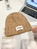 Gorro de Lana de Color Liso para Mujer en Otoño e Invierno, Circunferencia de Cabeza Grande, Gorro de Punto Grueso y Suelto Cálido, Protección para las Orejas, Pequeño Gorro Negro para el Frío