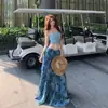 Traje de férias boêmio à beira-mar para mulheres: conjunto de duas peças: top azul sem alças + saia tie-dye de barra larga