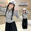 Conjunto de outono para meninas 2026 novo estilo infantil outono super popular coreano top listrado e calça pantalona conjunto de duas peças
