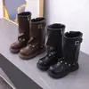 Otoño 2026 Nuevas Botas Altas de Felpa con Hebilla Metálica Retro para Niñas Estilo Coreano Moda Infantil Botas de Moda con Remaches Tendencia