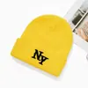 Gorro de Tricô Quente com Bordado de Letra para Outono e Inverno para Homens e Mulheres, Gorro Versátil de Hip-Hop, Chapéu da Moda para Clima Frio em Estoque