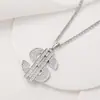 Collar con colgante de dólar de hip-hop transfronterizo totalmente incrustado con diamantes, una marca europea y estadounidense de moda con un diseño único de símbolo de dólar giratorio, y una cadena para la clavícula incrustada con diamantes, disponible para venta al por mayor