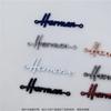 Taizhou Yuhuan Hecho a medida letrero de metal unido letras logotipo color rociado aleación de zinc letrero de sombrero de cartera portátil