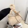 Bolsa de Axila de Pelúcia Transfronteiriça 2025 Nova Tendência Moda Pequena Bolsa Feminina Simples de Alta Qualidade Versátil Portátil Bolsa de Ombro