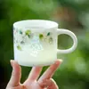 Xícara de Café de Cerâmica Exquisita Borboleta Brincando com Rosas Cor Sob Esmalte Conjunto de Caneca e Pires para Uso Doméstico Xícara de Latte Delicada de Alta Qualidade